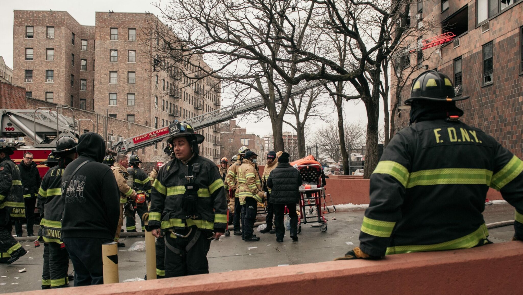 Las autoridades rebajan a 17 las víctimas mortales del incendio en el Bronx