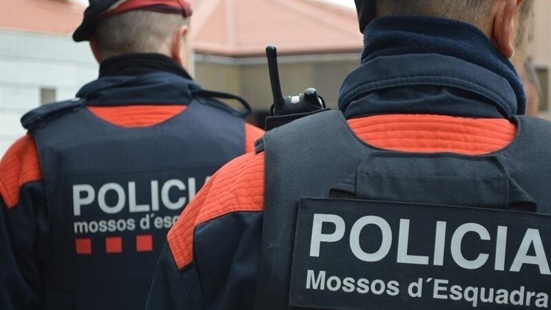 La Policía catalana ha informado este jueves de que las detenciones de los dos hombres, que tenían vigentes órdenes europeas de detención y entrega emitidas por Alemania