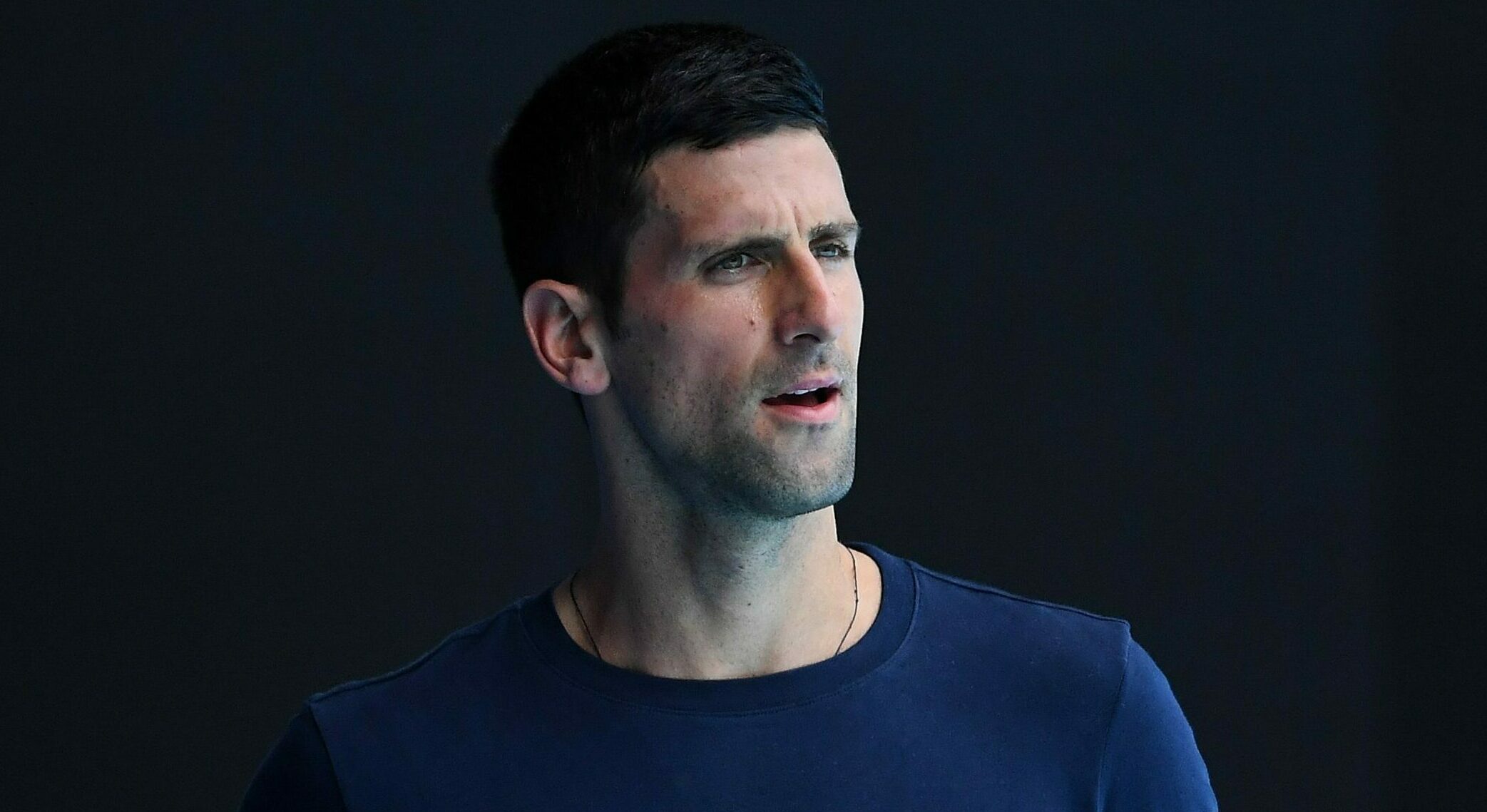 Serbia amenaza a Djokovic con sanciones por saltarse el aislamiento
