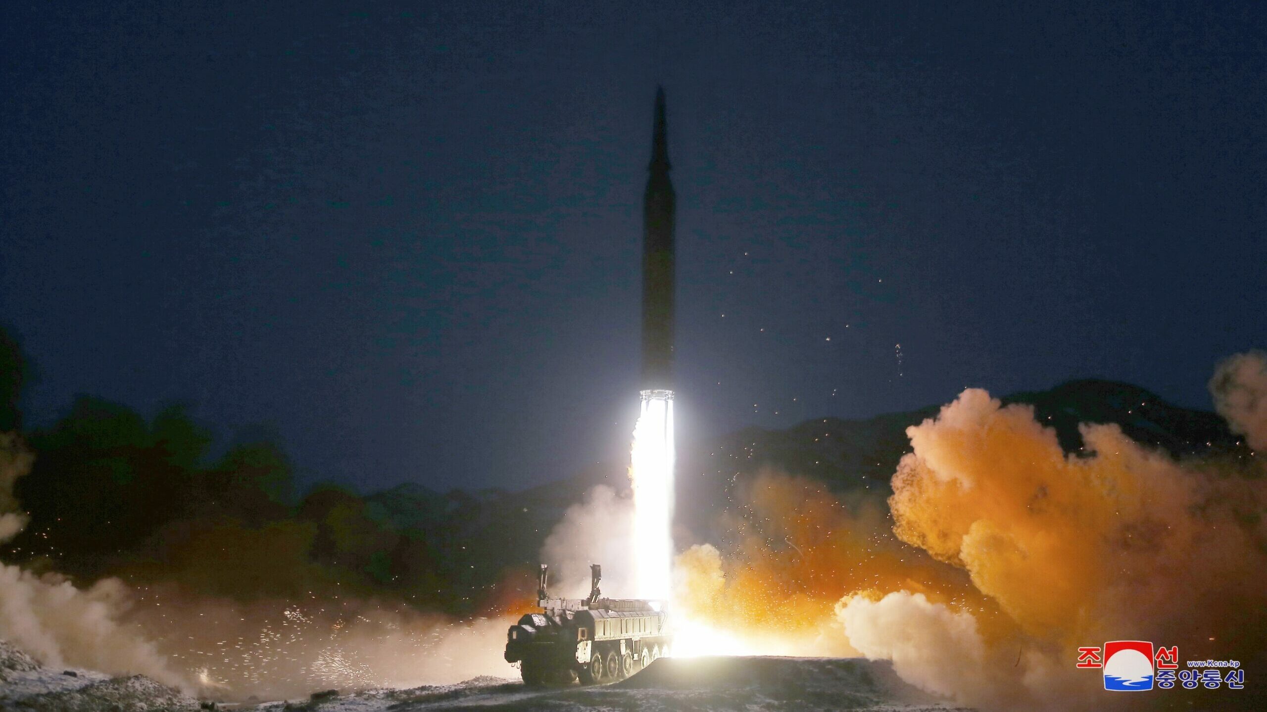 Corea del Norte lanza un "misil hipersónico" al mar de Japón