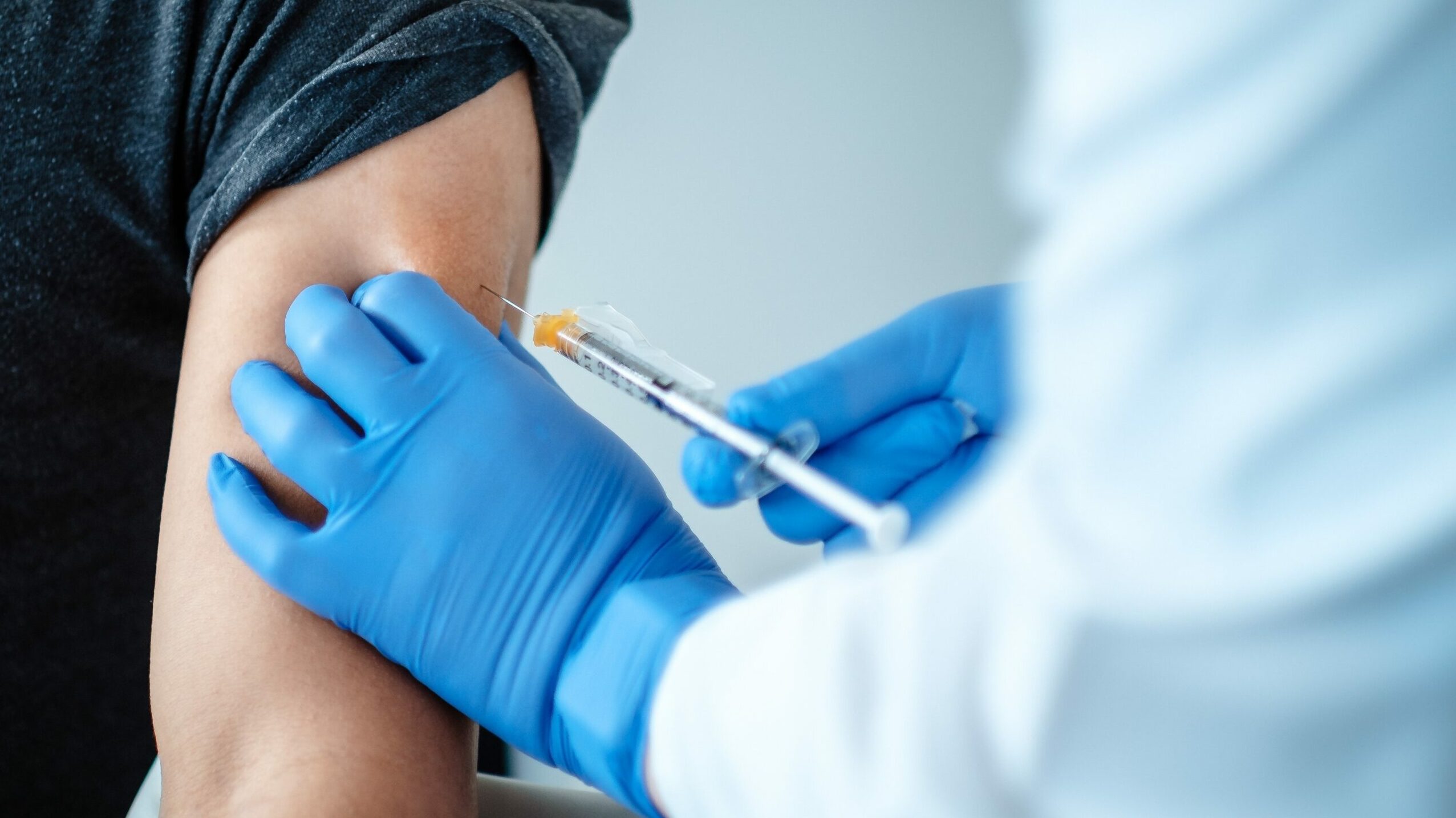 Reino Unido acortará la cuarentena a cinco días a infectados de covid vacunados