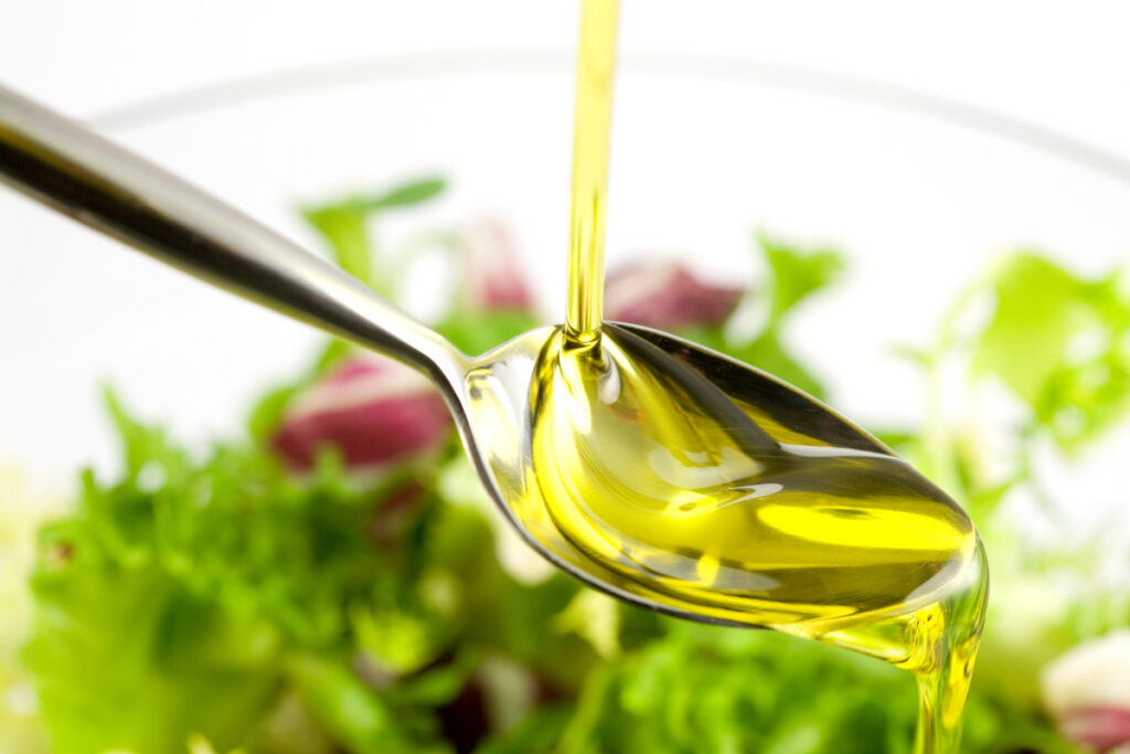 Siete alimentos que bajan el colesterol (y otros que tienes que evitar): Aceite de oliva virgen.