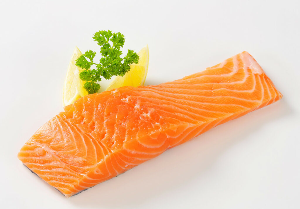Siete alimentos que bajan el colesterol (y otros que tienes que evitar): Pescado azul, salmón.