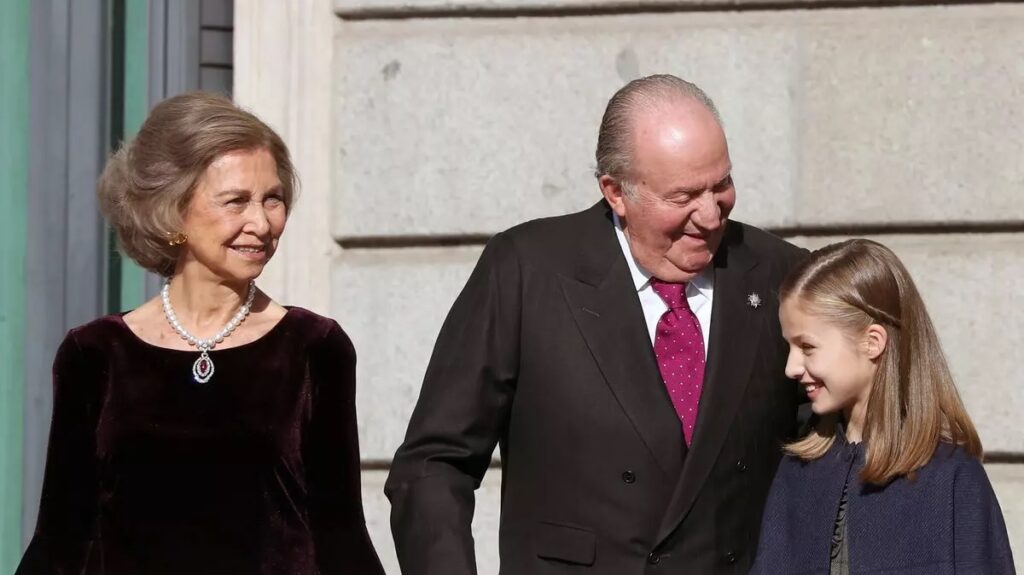 Juan Carlos I, junto a la princesa Leonor. 