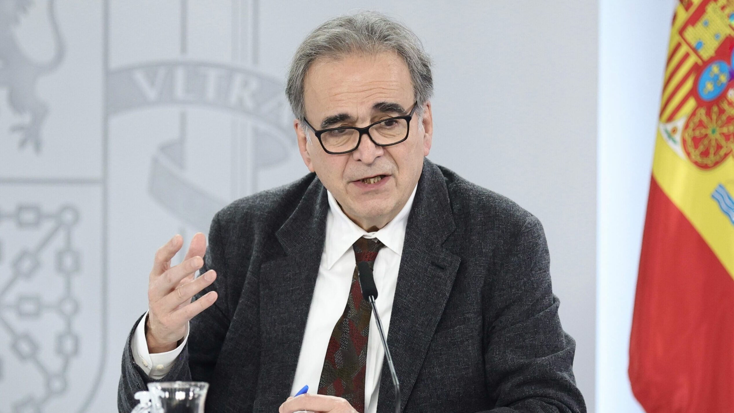El titular de Universidades, Joan Subirats, que ha llegado hace escasos días al cargo, se ha cuestionado si el líder del PSOE en la región ha asegurado que "no habrá un referéndum"