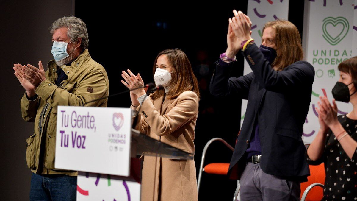 (I-D) Los dirigentes de Podemos Juantxo López de uralde, Ione Belarra y Pablo Fernández, este sábado en Valladolid.