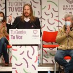 La ministra de Derechos Sociales y Agenda 2030 y secretaria general de Podemos, Ione Belarra (d), el candidato de Podemos, Pablo Fernández (c), y el diputado de Unidas Podemos, Juantxo López de Uralde (1d), este sábado en Valladolid.