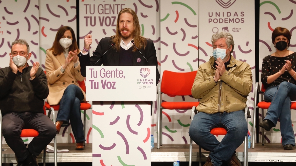 La ministra de Derechos Sociales y Agenda 2030 y secretaria general de Podemos, Ione Belarra (d), el candidato de Podemos, Pablo Fernández (c), y el diputado de Unidas Podemos, Juantxo López de Uralde (1d), este sábado en Valladolid.