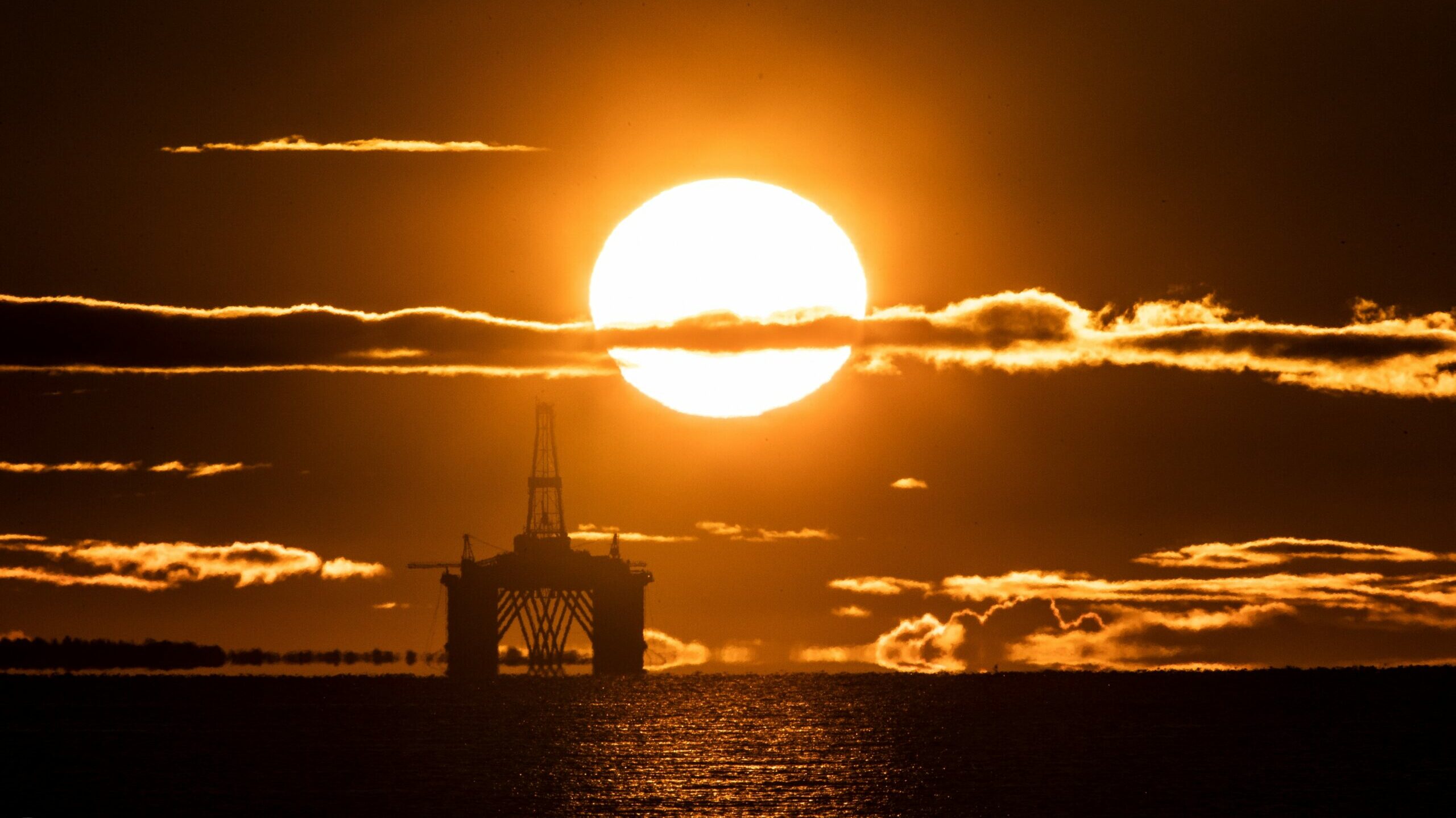 El petróleo se dispara a máximos de 2014 por las tensiones geopolíticas