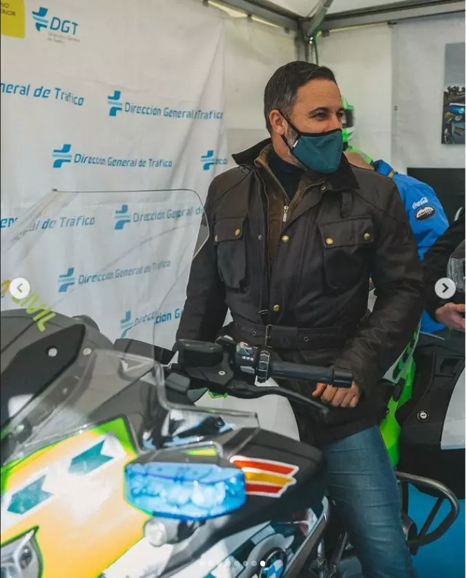 Santiago Abascal se sube a una moto de la Guardia Civil
