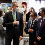 Los reyes de España Felipe VI y la reina Letizia visitan el 'stand' de Marruecos en Fitur