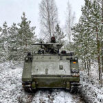 Un blindado español en Letonia, en la divisoria con Rusia