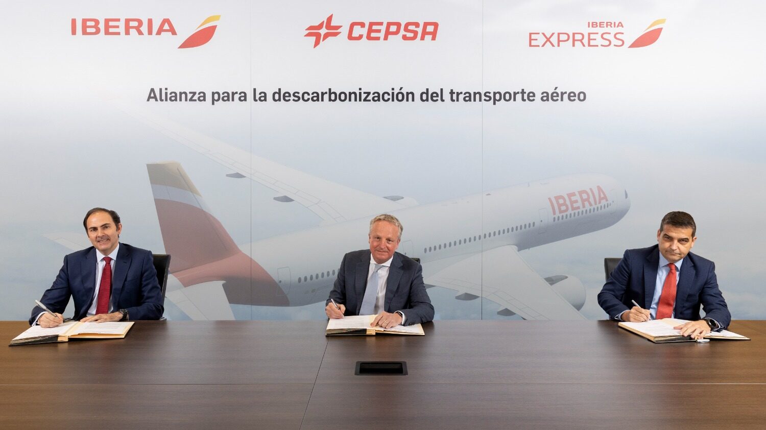 Cepsa alcanza un acuerdo con Iberia para el suministro de biocombustible para aviones