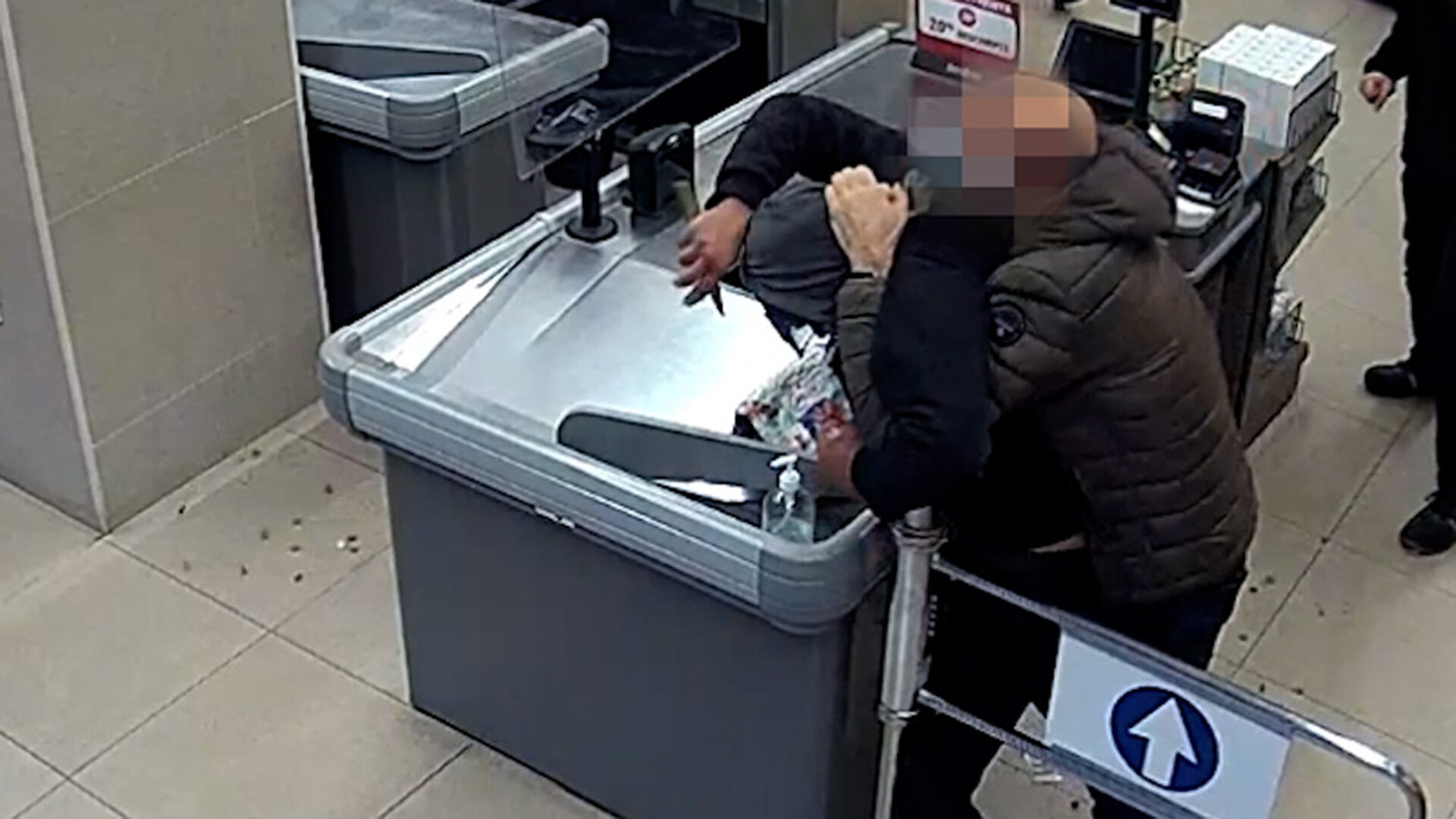 Un mosso fuera de servicio reduce a un hombre que trataba de atracar con un cuchillo en un supermercado