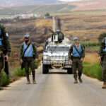 Militares españoles patrullan en el Líbano, en cumplimiento de la misión de la ONU