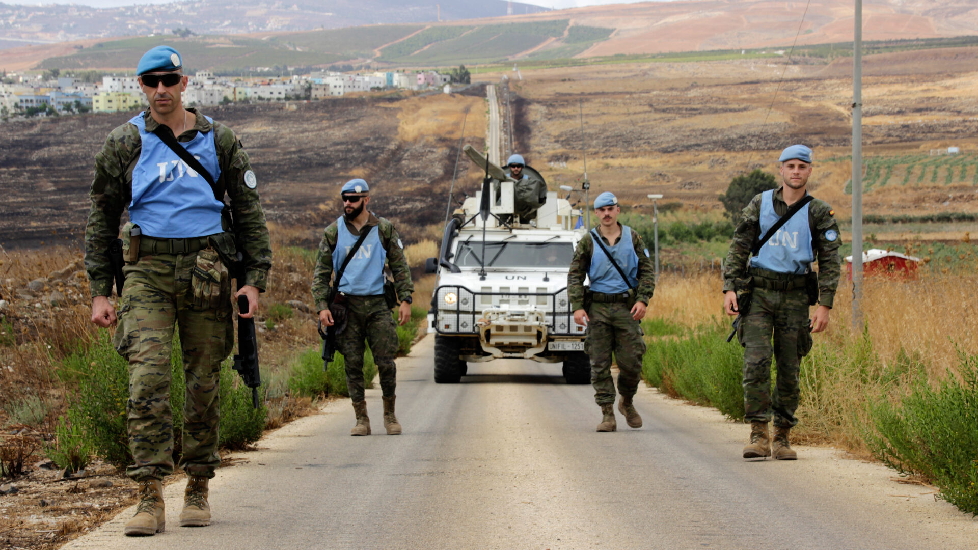 Militares españoles patrullan en el Líbano, en cumplimiento de la misión de la ONU