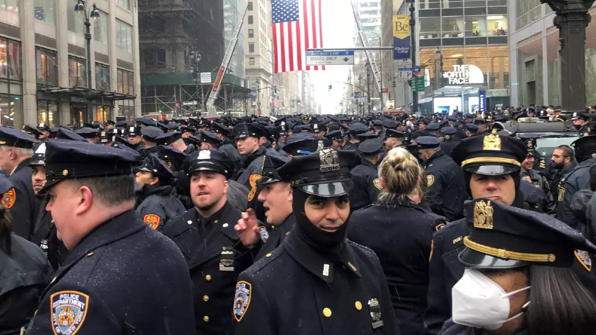 El impresionante vídeo del funeral en Nueva York por un policía muerto en un tiroteo