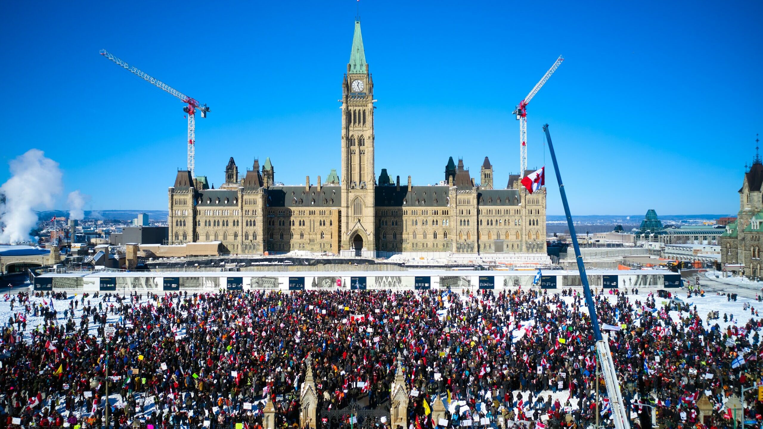 La ira de los antivacunas en Canadá: los manifestantes bloquean Ottawa por segundo día consecutivo