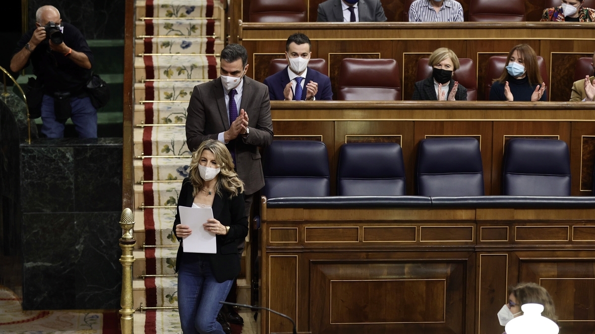 El presidente del Gobierno, Pedro Sánchez, aplaude a la vicepresidenta segunda del Gobierno, Yolanda Díaz, este jueves, en el debate en el Congreso de la reforma laboral.