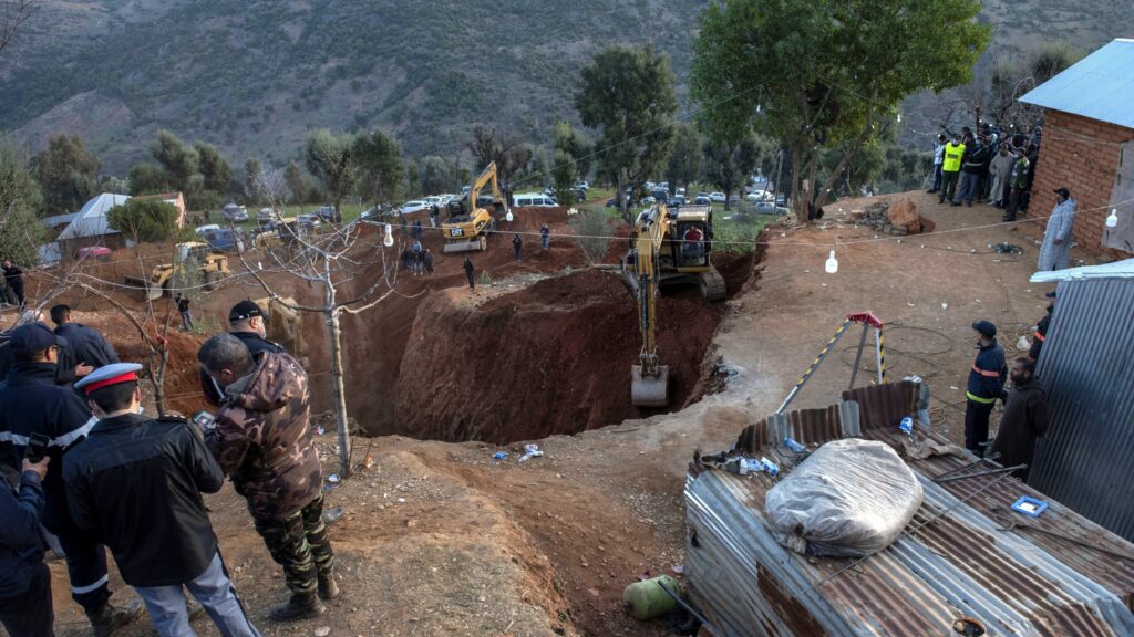 Los equipos de rescate se acercan al niño atrapado en un pozo en Marruecos