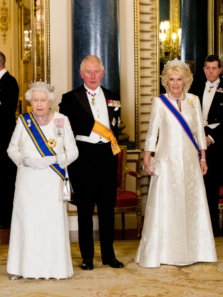 La reina Isabel II, el príncipe Carlos y Camilla Parker en una cena de gala en honor a los Reyes de Holanda