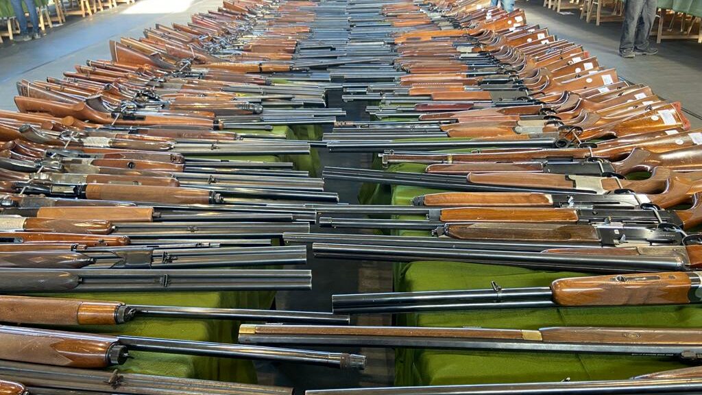 Armas expuestas por la Guardia Civil en la comandancia de Barcelona para la gran subasta pública