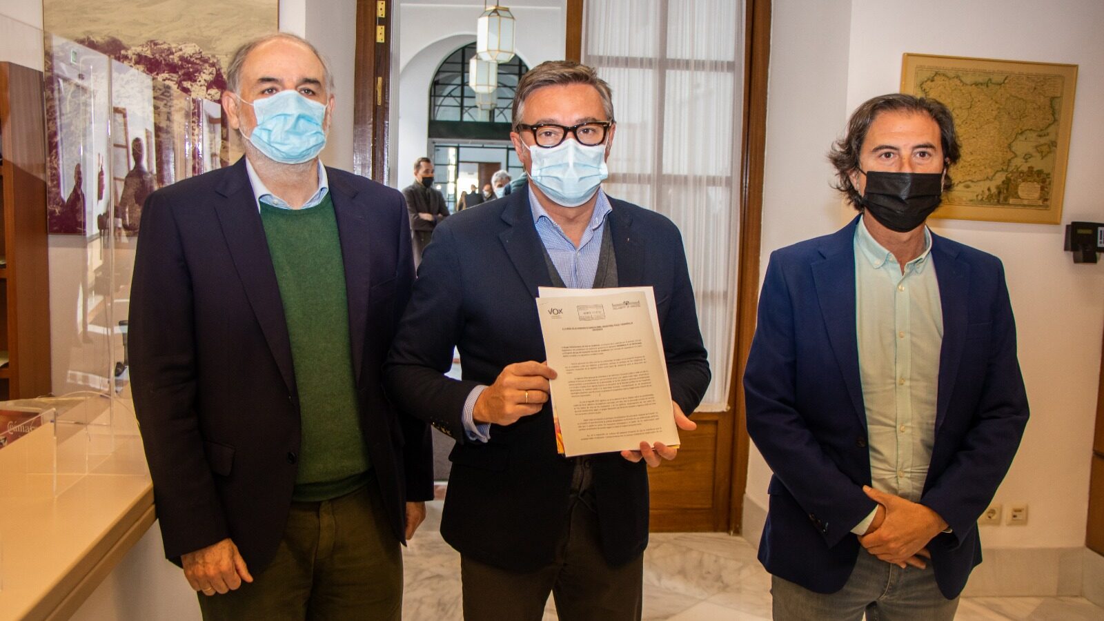 El portavoz de Vox, Manuel Gavira, flanqueado por los también parlamentarios Macario Valpuesta (izqda) y Benito Morillo este martes. FOTO/ Vox