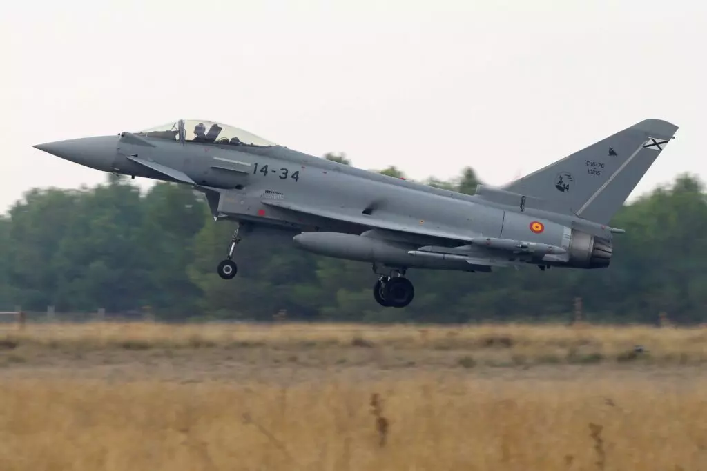 La hazaña inédita del Ejército del Aire: dar la vuelta al mundo en cazas de combate desde la base de Albacete