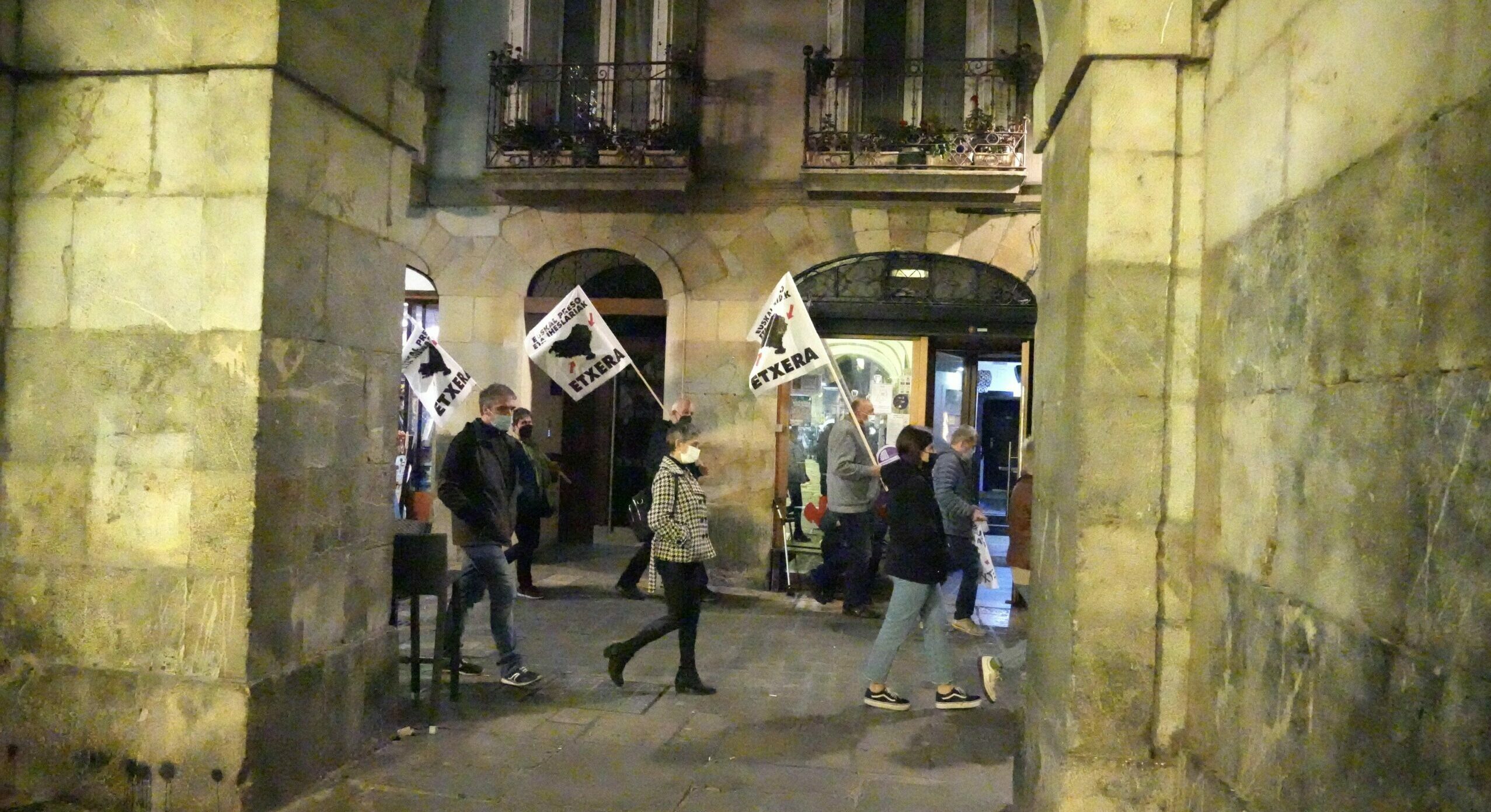 Un grupo de personas participa con pancartas y banderas en un homenaje a los etarras Henri Parot, Pagoaga Gallastegui y Eugenio Barrutiabengoa