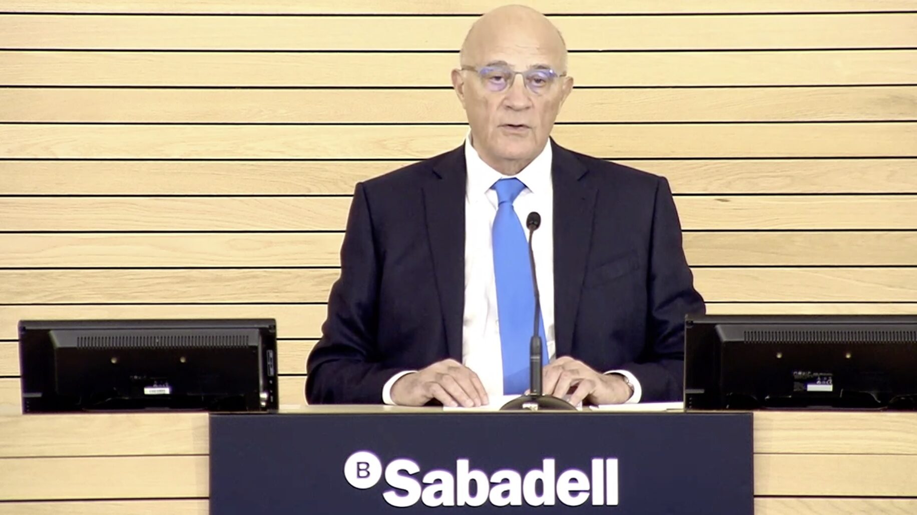 Josep Oliu compra acciones de Sabadell por casi un millón de euros