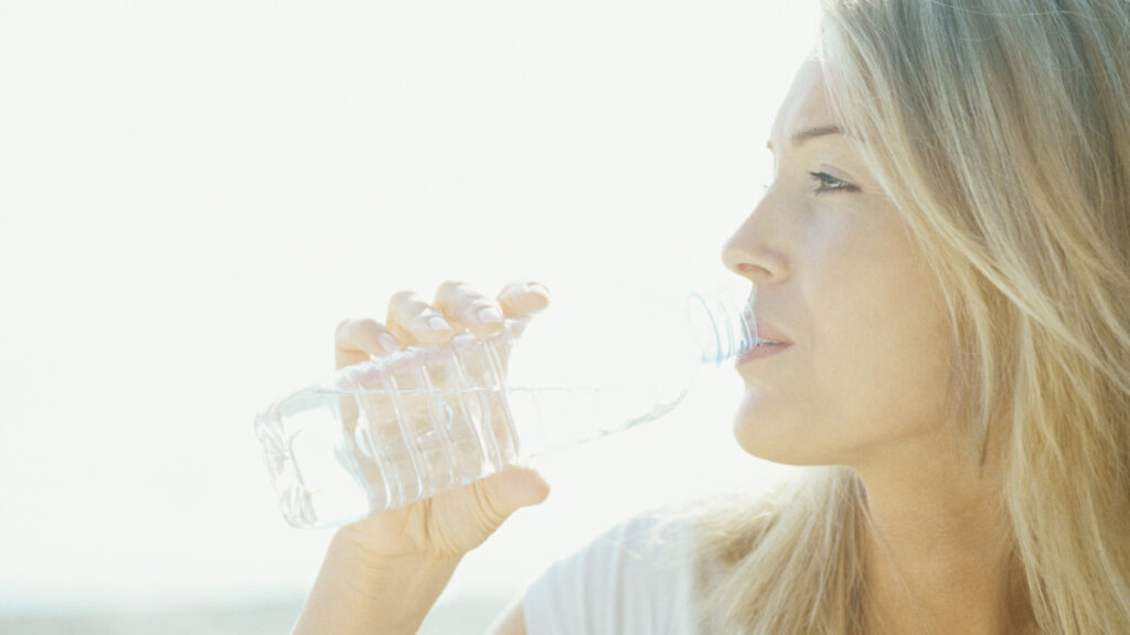 Adiós a beber dos litros de agua al día: esta es la cantidad adecuada para bajar de peso