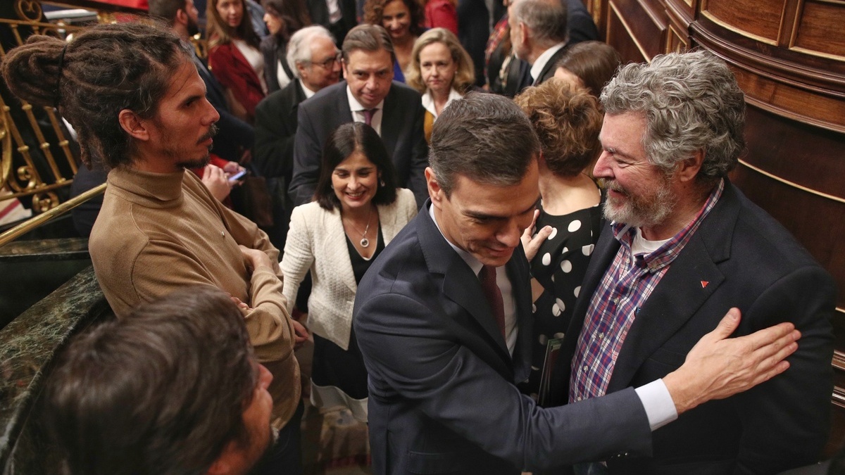 El presidente del Gobierno, Pedro Sánchez (2d), bajo la mirada del exdiputado de Podemos Alberto Rodríguez, el día de su investidura.
