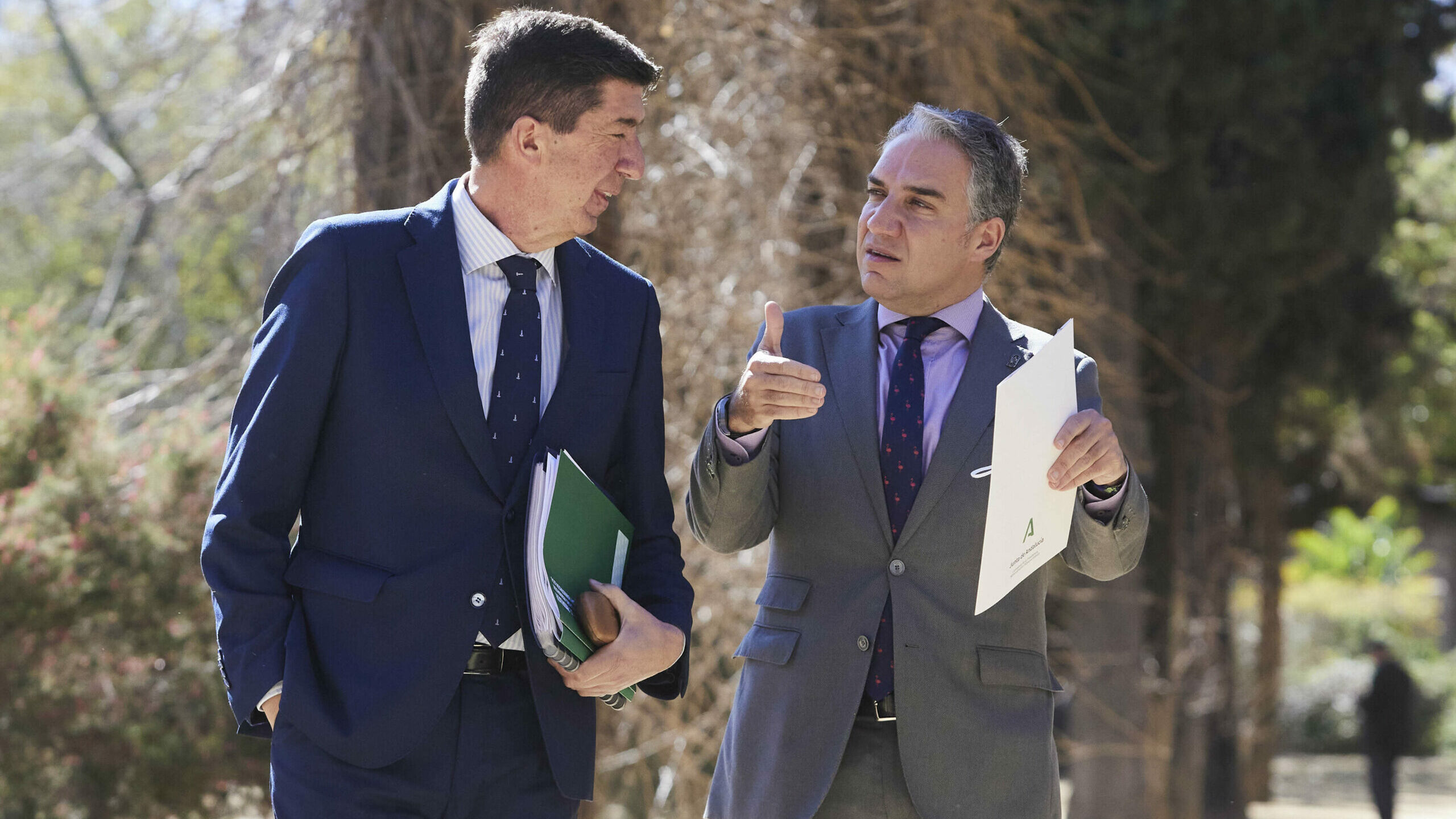 El consejero de Presidencia de la Junta de Andalucía, Elías Bendodo, conversa con el vicepresidente, Juan Marín, este martes en los jardines del Palacio de San Telmo. FOTO/ EP