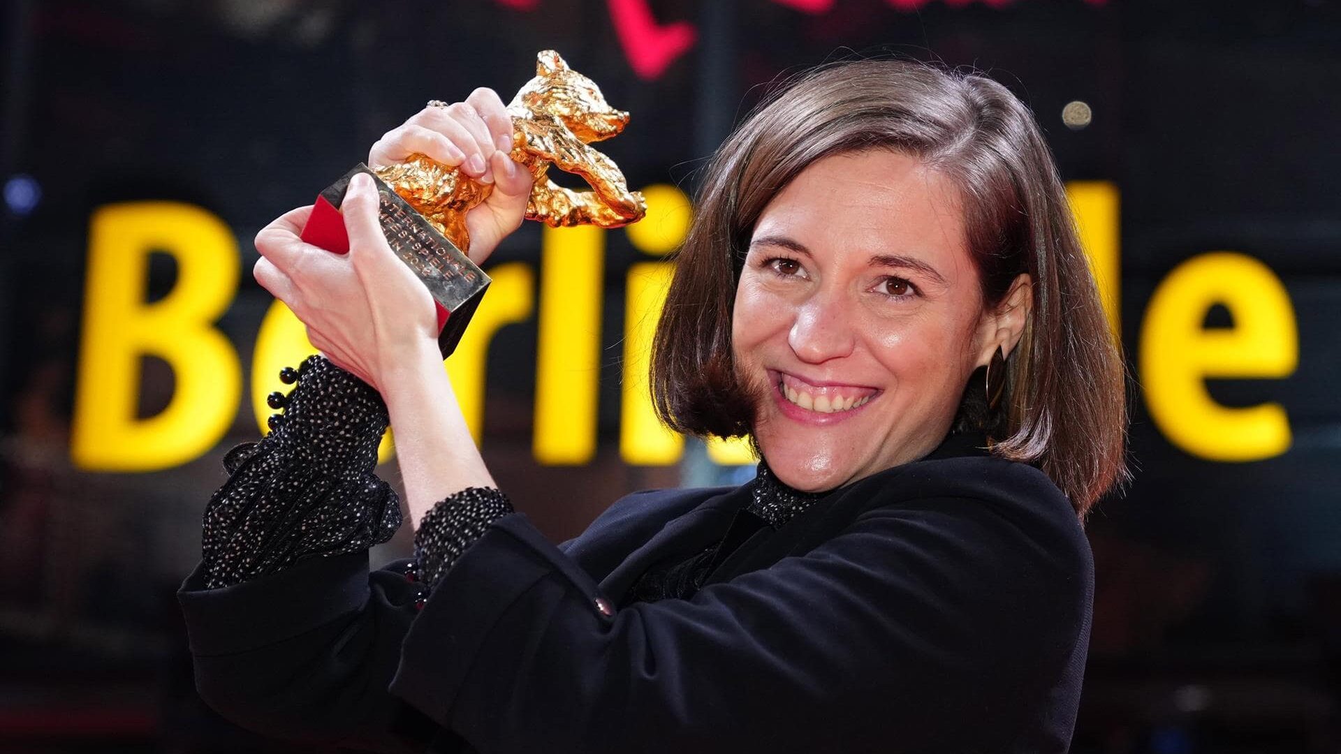 La directora de cine catalana Carla Simón, con el Oso de Oro en la Berlinae. EFE