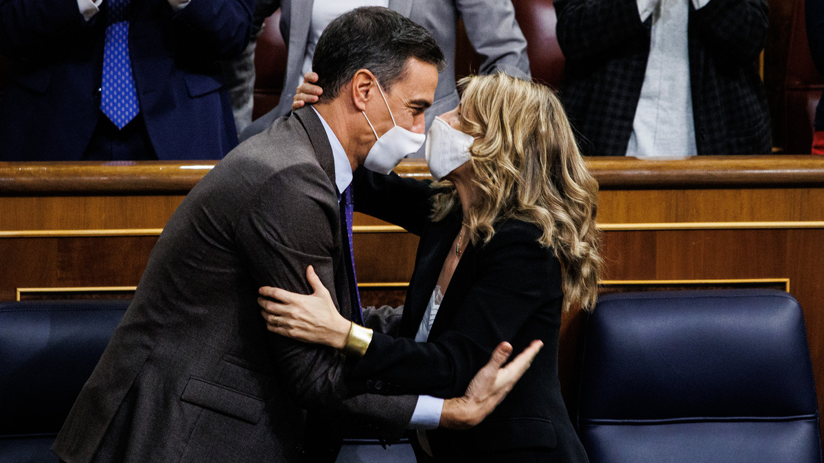 El presidente del Gobierno, Pedro Sánchez y la ministra de Trabajo Yolanda Díaz, de Unidas Podemos, se abrazan en el Congreso el pasado 3 de febrero.