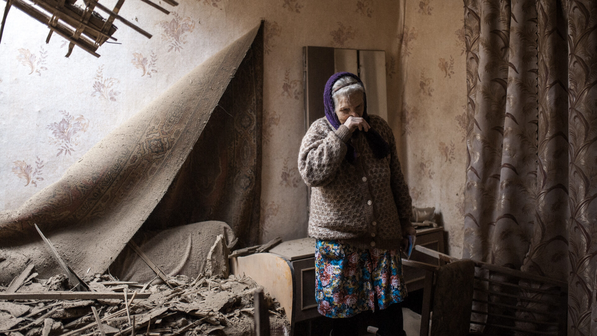 Una mujer observa su casa, destrozada por los bombardeos en Ucrania.