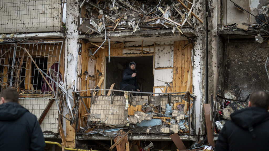 Un hombre en un edificio bombardeado en la ciudad de Kiev (Ucrania).