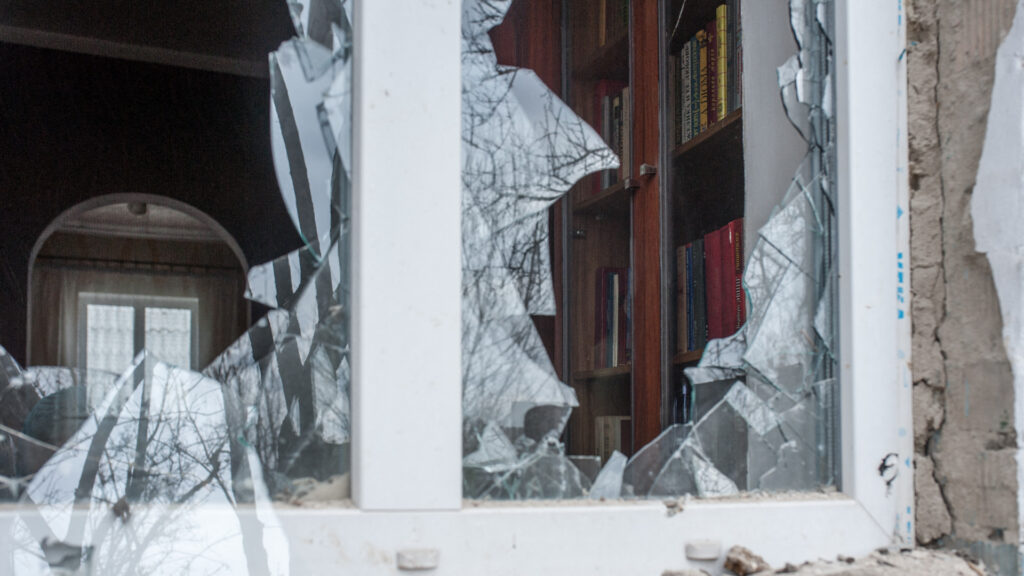 Una casa destrozada por el borbadeo en el conflicto Rusia-Ucrania