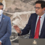 El presidente del Gobierno, Pedro Sánchez, observa la intervención del nuevo jefe de Gabinete de la Presidencia, Óscar López, en el acto de toma de posesión el pasado 28 de julio.