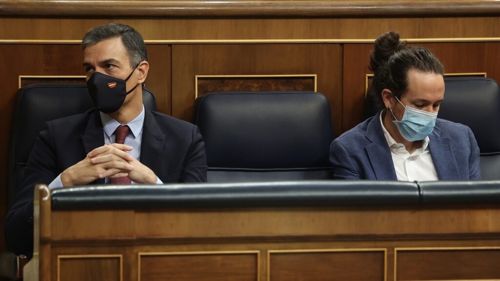 El presidente del Gobierno, Pedro Sánchez (i); y el ex vicepresidente segundo del Gobierno, Pablo Iglesias el 21 de octubre de 2020 en el Congreso.