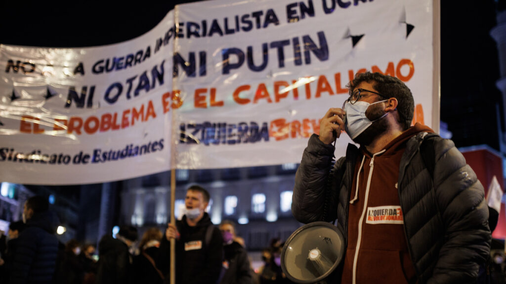 Varias personas participan en una concentración contra la guerra en Ucrania y contra la OTAN, en la Puerta del Sol, el pasado 25 de febrero.