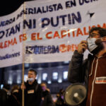 Varias personas participan en una concentración contra la guerra en Ucrania y contra la OTAN, en la Puerta del Sol, el pasado 25 de febrero.