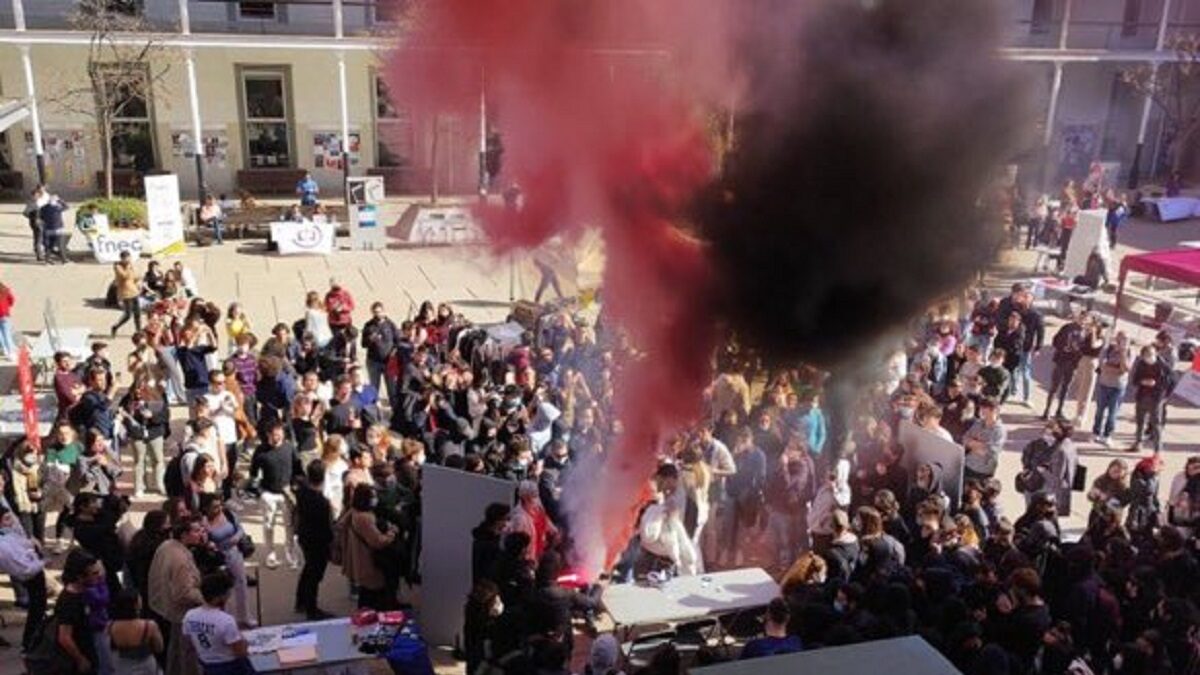Botes de humo y golpes contra los jóvenes de S’ha Acabat en la Pompeu: «Nos quieren echar»