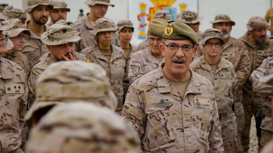 El general en la reserva Fernando Alejandre, cuando visitó a las tropas en Irak cuando era Jefe del Estado Mayor de la Defensa (JEMAD)