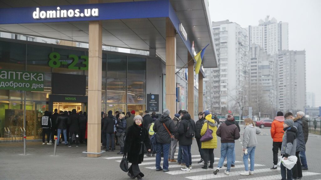 Colas en las supermercados de Kiev (Ucrania)