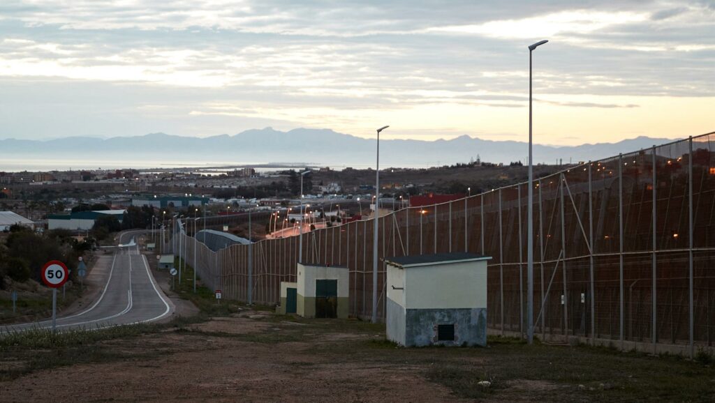 Un centenar de agentes marroquíes, heridos al frustrar un intento de salto a la valla de Melilla