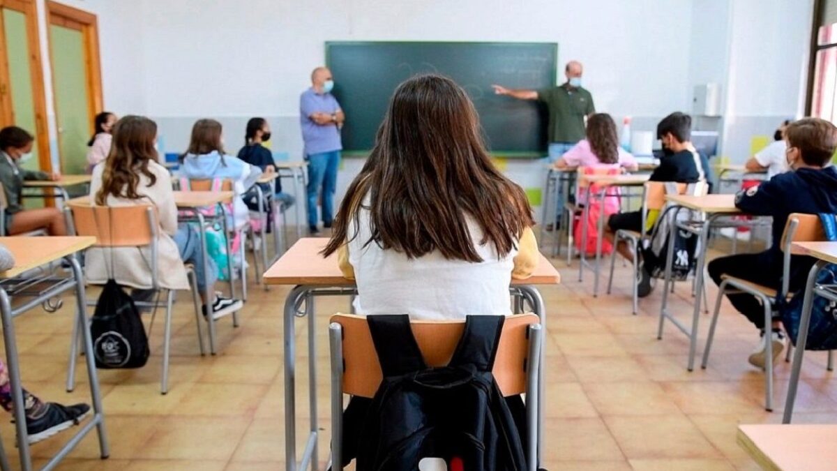 CCOO presiona por carta a Pilar Alegría para que reduzca las horas de clase a los profesores
