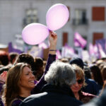 Mujeres con globos morados durante la manifestación feminista del 8-M.
