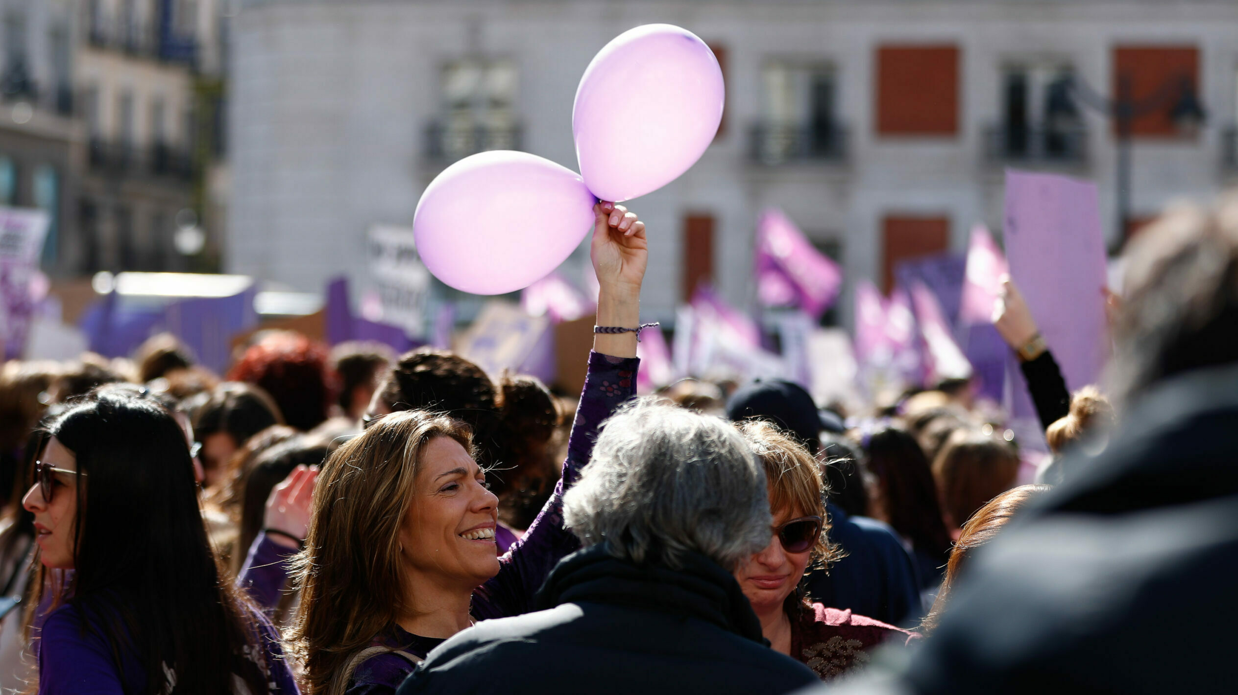Mujeres con globos morados durante la manifestación feminista del 8-M.