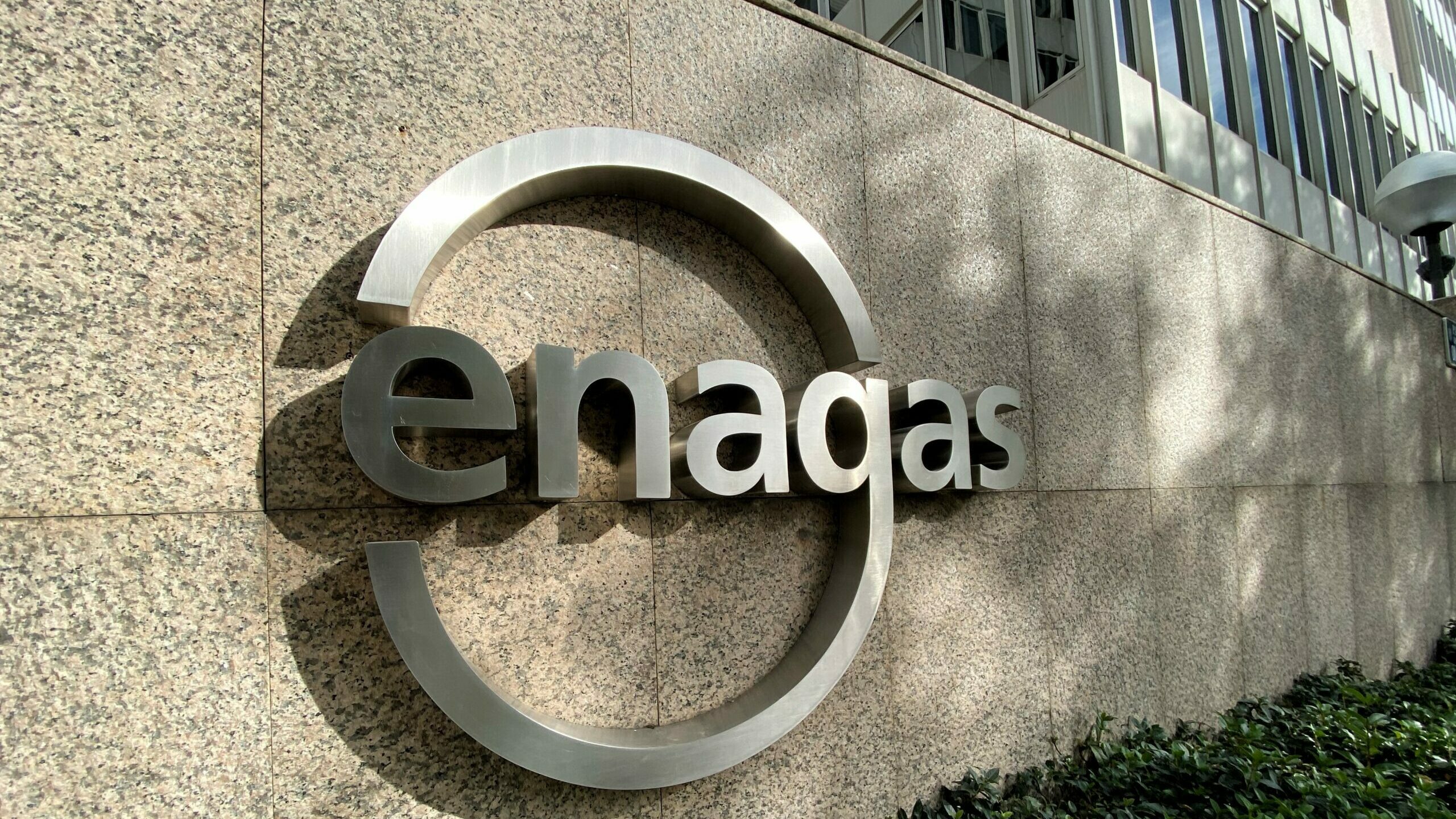 Detalle del logo de Enagás en la sede de la empresa